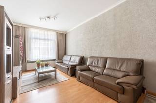 <h2><span>Ruime stadswoning met 5 slaapkamers en buitenruimte in het hart van Oud-Berchem</span></h2><p><span>Op een centrale locatie in het geliefde Oud-Berchem bevindt zich deze ruime stadswoning met vijf slaapkamers, kelder en kleine gezellige buitenruimte/koer. De woning biedt een uitstekende opportuniteit voor wie op zoek is naar een renovatieproject met veel potentieel op een topligging.</span></p><p><span>De buurt staat bekend om haar levendige karakter en aangename woonomgeving. Winkels, scholen, horeca en openbaar vervoer bevinden zich op korte afstand. Dankzij de nabijheid van station Antwerpen-Berchem en belangrijke invalswegen geniet u bovendien van een vlotte bereikbaarheid.</span></p><p><span>Op het gelijkvloers vindt u een inkomhal, leefruimte, keuken, wasplaats, badkamer (onlangs gerenoveerd) en een aangenaam stadskoertje. De eerste verdieping beschikt over drie slaapkamers en een afzonderlijk toilet. Op de tweede verdieping bevinden zich nog twee bijkomende ruime slaapkamers.</span></p><p><span>De woning dient wat gemoderniseerd te worden, maar biedt dankzij haar royale oppervlakte en praktische indeling heel wat mogelijkheden om er een comfortabele gezinswoning van te maken.</span></p><p><span>Verder beschikt de woning over een ruime kelder, ideaal als extra opslagruimte.</span></p><p><span>Een interessante kans voor handige renovatoren, of gezinnen die hun eigen woonproject willen realiseren in een van de meest gegeerde buurten van Berchem.</span></p><p><span> </span></p>