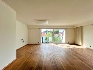Appartement in een mooie villa-residentie op een topligging in het Zoute. Het appartement omvat 2 ruime slaapkamers, mooie zonneterrassen en een...