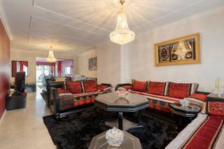 ***PORTE OUVERTE LE SAMEDI 3 OCTOBRE DE 14H À 17H SUR RDV***
MAISON SPACIEUSE ET BIEN ENTRETENUE AVEC 4 CHAMBRES ET UNE GRANDE TERRASSE
Vous recherchez une maison spacieuse avec un agencement pratique, de nombreux espaces de vie et un accès facile ? Alors cette maison parfaitement entretenue vaut vraiment le détour !
Au RDCH, la maison dispose d’un espace de vie particulièrement spacieux (65 m²), offrant une vue agréable et un accès direct à la grande terrasse de 41 m². La cuisine s’intègre harmonieusement à l’espace de vie et crée une ambiance agréable et ouverte. On y trouve également un débarras, une toilette et un garage.
Le 1er étage comprend 3 chambres spacieuses, une salle de bains et une toilette séparée. Un escalier fixe mène au grenier, où se trouvent une 4e chambre et un espace supplémentaire. Cet espace supplémentaire offre de nombreuses possibilités.
La maison a été rénovée vers 2005 et a toujours été très bien entretenue depuis lors. Elle dispose en outre de deux places de parking privées, un atout particulièrement pratique.
Située dans un environnement calme, tout en bénéficiant d’une très bonne accessibilité, cette maison constitue un excellent choix pour les familles qui souhaitent allier espace, confort et emplacement pratique.
Atouts : vaste espace de vie – 4 chambres – terrasse de 41 m² – garage – 2 places de parking privées – emplacement calme – facilement accessible ! Intéressé(e) ? Prenez vite rendez-vous via kurt@immoaccenta.be