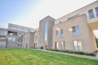 <strong>Voor verdere info of bezoek, contacteer Céline, gsm 0472 35 92 86.</strong><br />Deze penthouse is zeer centraal gelegen, doch met zicht op groen. Het appartement beschikt over een zeer ruim terras voor- en achteraan.<br />Indeling: inkomhall, toilet, bergruimte, 2 slaapkamers, badkamer met inloopdouche, ruime leefruimte met open geïnstalleerde keuken.<br />Ondergrondse staanplaats en kelder inbegrepen.<br />Gemeenschappelijke kosten: 70 euro/maand.<br />