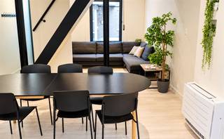 <p><span>Dichtbij de Korenmarkt en naast het groene Kortenbachplein, ligt in een stille, voor auto's doodlopende straat, deze woning. Let op de hoge plint in blauwe hardsteen (zijgevel) en de bekleding met verticale leien (achtergevel). Authentieke elementen zoals de hoge plafonds (± 3,37 m) en een authentieke boog bleven bewaard. De structuur van de inkom naar de leefruimte werd opengewerkt. In de living werden zichtbare stalen balken gebruikt als eyecatchers. Het zitgedeelte met rolluik, zorgt vooraan voor een gezellige zithoek, terwijl richting keuken plaats is voor een eetruimte, kortbij de open keuken met lichtkoepel. Let op de mooie nissen in de muur en de Daikin-unit met warmtepomptechnologie, die zorgt voor koeling en verwarming. De keuken omvat een kookplaat, vaatwasser, oven en dampkap. Afgezien van een technische berging, waar de boiler in is weggewerkt, zit er een gewelfde kelder verborgen onder de leefruimte. De badkamer is ruim bemeten, met plaats voor een dubbel lavabomeubel met spiegel, een hangtoilet (afgeschermd) en een inloopdouche met glazen wand. De grote slaapkamer op de eerste verdieping beslaat de hele breedte van de woning en beschikt over gordijnkasten en een laminaatvloer. De tweede verdieping is volledig ingericht als slaapvertrek, met plaats voor een dubbel bed plus een enkel bed. Ook in de kamers zorgen de Daikin-units voor koeling en verwarming.</span></p>