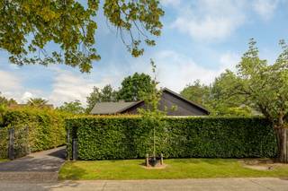 <p>In een <strong>rustige en residentiële wijk,</strong> op korte afstand van het centrum van <strong>Sint-Martens-Latem</strong>, bevindt zich deze <strong>charmante woning</strong> op een <strong>zonnig perceel van 619 m².</strong></p>
<p>De woning biedt een praktische indeling met een inkomhal, een lichtrijke leefruimte, een afzonderlijke geïnstalleerde keuken, twee volwaardige slaapkamers en een derde open multifunctionele ruimte die aansluit op de gezellige tuinkamer. Verder beschikt de woning over een badkamer uitgerust met een inloopdouche, enkele lavabo en toilet.</p>
<p>Buiten geniet u van een aangename tuin met een gunstige oriëntatie, waar u in alle rust kunt ontspannen en genieten van de zon. Dankzij de solide basis en het functionele karakter biedt deze woning bovendien tal van mogelijkheden voor wie op zoek is naar een eigen woonproject op een uitstekende locatie.</p>
<p>De ligging vormt zonder twijfel één van de grootste troeven van deze eigendom. In het groene Sint-Martens-Latem woont u in een rustige en aangename omgeving, met alle dagelijkse voorzieningen binnen handbereik en een vlotte verbinding naar Gent en de belangrijkste verkeersassen.</p>
<p><span>Een unieke opportuniteit voor wie wil genieten van rustig wonen in een gegeerde en groene omgeving.<br /><br /></span><span><strong>Interesse?</strong></span><br /><span>Contacteer <strong>Stefanie D'hondt</strong> op <strong>0474/09 01 10 </strong>of via <strong>stefanie@valorvastgoed.be</strong> voor meer informatie of een vrijblijvende afspraak tot bezichtiging.</span></p>