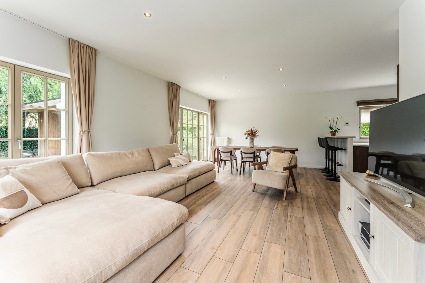 Exclusief gerenoveerde vrijstaande villa in rustige en residentiële omgeving - foto 5
