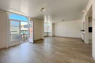 In een rustige en charmante buurt bevindt zich deze statige interbellumwoning, die met respect voor haar authentieke karakter werd omgevormd tot drie volwaardige en lichtrijke appartementen. De woning ademt stijl en geschiedenis, met typische elementen uit het interbellum.<br /><br />Indeling: zeer ruim appartement met drie volwaardige slaapkamers, één bureau, een lichtrijke leefruimte met een open keuken, een badkamer met lavabo en douche en twee aangename terrassen aan de voor- en achterkant van het appartement.<br /><br />Troeven:<br /><br />Authentieke interbellumstijl met originele elementen<br /><br />Drie ruime slaapkamers en een bureau<br /><br />Vergunde meergezinswoning – ideaal als opbrengsteigendom<br /><br />Rustige, centrale ligging op wandelafstand van zee en duinen<br /><br />Tal van mogelijkheden: eigen bewoning, verhuur of combinatie