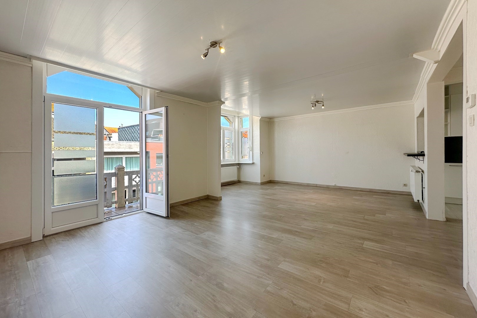 Prachtige interbellumwoning onderverdeeld in drie ruime appartementen - foto 1