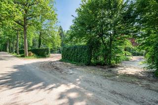Op een absolute toplocatie in Schilde wordt deze uitzonderlijke bouwgrond aangeboden in een nieuwe verkaveling aan de Boerendreef. Het perceel beschikt over een oppervlakte van meer dan 5.000 m² en biedt de ideale basis voor de realisatie van een exclusieve villa in een groene en residentiële omgeving.<br /><br />Met een straatbreedte van maar liefst 40 meter en een toegelaten bebouwbare oppervlakte van 400 m² geniet u van alle ruimte om een stijlvolle woning op maat te creëren. De percelen zijn bovendien perfect georiënteerd op het zuidwesten, waardoor u optimaal geniet van zonlicht en prachtige avondzon in de tuin.<br /><br />Achteraan zorgen de volwassen bomen en het bestaande groen voor een unieke parkachtige sfeer, maximale privacy en een uitzonderlijk woongevoel.<br /><br />Oppervlakte: 5.002,01 m²<br />Straatbreedte: ca. 40 meter<br />Bebouwbare oppervlakte: 400 m²<br />Zuidwestoriëntatie<br /><br />Waarom kiezen voor Boerendreef?<br /><br />✔ Exclusieve villawijk in Schilde<br />✔ Ruime percelen van meer dan 5.000 m²<br />✔ Zuidwestgerichte oriëntatie<br />✔ Volwassen groenbestand en optimale privacy<br />✔ Bouwmogelijkheden voor een prestigieuze villa<br />✔ Rustige ligging met vlotte verbinding naar Antwerpen, Brasschaat en de omliggende gemeenten<br /><br />Een buitenkans voor wie droomt van exclusief wonen te midden van groen en rust.<br /><br />Voor meer informatie en/of een afspraak, neem contact met Roby op 0477 78 10 10 of roby@reds.be