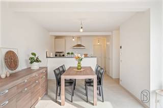 Appartement prêt à emménager et entièrement rénové, avec une terrasse ensoleillée, situé au centre de Desselgem !Découvrez cet appartement rénové avec goût au cœur de Desselgem. Cet appartement économe en énergie (construit en 2009) a été entièrement rénové en 2025/2026 et se trouve au 2e étage d'une résidence bien entretenue dotée d'un ascenseur. Le logement idéal pour ceux qui recherchent le confort, des finitions de qualité et un emplacement central, ou encore pour les investisseurs.AGENCEMENT : hall d'entrée avec toilettes séparées, pièce à vivre lumineuse dotée d'une grande baie vitrée coulissante et donnant accès à la terrasse rénovée orientée sud et aménagée en padouk, cuisine entièrement équipée avec des appareils SMEG haut de gamme, débarras pratique, 2 chambres, dont une offrant une belle vue sur les espaces verts le long de la Lys, et une salle de bains soignée avec meuble-lavabo, armoire à colonne et radiateur sèche-serviettes. À l'arrière du bâtiment se trouve également une place de parking privée au prix de 15 000 €ATTOUS :* entièrement rénové en 2025 et 2026* prêt à emménager et fini avec des matériaux de qualité* Label PEB B (108 kWh/m²) – aucune obligation de rénovation* Installation électrique conforme* Terrasse orientée sud en padouk* Place de parking privée incluse* Ascenseur disponible* situation centrale au cœur du village de Desselgem* accès facile à Waregem, Courtrai, Gand et l'E17* à proximité de la Lys, idéal pour la marche, le vélo ou le jogging* disponible dès la signature de l'acteVisite sur rendez-vous avec Immo Beguin : ###