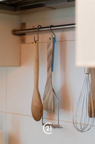 <p>Bent u op zoek naar een instapklare woning met 3 slaapkamers en een gezellige tuin in Gent? Dan is deze woning precies wat u zoekt.</p><p>Deze woning is gelegen in de Kiekenstraat in Gent, op een rustige en vlot bereikbare locatie op korte afstand van het bruisende stadscentrum. In de onmiddellijke omgeving vindt u diverse winkels, scholen, openbaar vervoer en andere dagelijkse voorzieningen. Dankzij de nabijheid van belangrijke invalswegen en uitstekende fiets- en openbaarvervoersverbindingen geniet u van een vlotte bereikbaarheid naar het centrum van Gent en de omliggende gemeenten. Deze gunstige ligging combineert het comfort van rustig wonen met alle voordelen van het stadsleven.</p><p>Indeling:<br />GLV: Via de inkomhal betreedt u de woning en komt u terecht in de ruime en lichtrijke leefruimte met open keuken. De grote raampartijen zorgen voor een aangename lichtinval. Vanuit de leefruimte heeft u rechtstreeks toegang tot de gezellige tuin, waar u in alle rust kunt genieten.<br />1steV:Via de trap in de leefruimte bereikt u de nachthal, die toegang biedt tot de ruime slaapkamer en de badkamer, uitgerust met een ligbad, douche en wastafel.<br />2deV: Op de tweede verdieping bevinden zich nog twee volwaardige slaapkamers, beide voorzien van praktische maatwerkkasten.</p><p>Deze verzorgde woning is ideaal voor gezinnen, starters of investeerders die op zoek zijn naar een comfortabele woning op een gunstige locatie in Gent.<br />Bovendien bestaat de mogelijkheid om een garage aan te kopen voor € 35.000.</p><p>Interesse?<br />Contacteer ons gerust voor meer informatie of plan vandaag nog uw bezoek in.</p>
