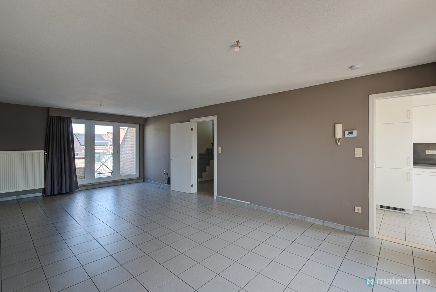 INSTAPKLAAR DUPLEX-APPARTEMENT MET 2 SLAAPKAMERS EN GARAGE NABIJ HET CENTRUM VAN BILZEN - foto 4