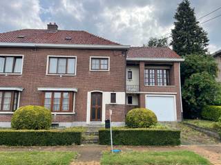 Deze halfopen woonst treffen we op de zeer begeerlijke wijk 'Korea'.Het is gelegen op een mooi perceel van 6 are, en perfect omgeven door een ruime...