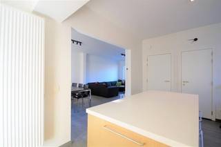 Prachtig gerenoveerde woning met een zeer ruime en zonnige tuin op top locatie in Mol. Gelegen in een rustige straat, maar op een boogscheut van alle verbindingswegen. Bestaande uit: - Inkomhal - Volledig uitgeruste open keuken - Woonkamer - Badkamer - Twee toiletten - 2 Ruime slaapkamers - 1 Kinderkamer/ Dressing - Kelder - Badkamer met inloop douche - Ruime tuin - Terras - Patio - Tuinberging - 2 Staanplaatsen voor de woning EPC: 310k Wh / (m² jaar) Beschikbaar vanaf 01/10/2026.