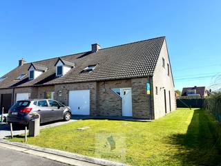 Deze verzorgde en aangename woning is gelegen in de Vrouwenstraat te Astene, een aangename deelgemeente van Deinze.De ligging heeft een vlotte...