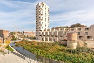 Dit prachtige één-slaapkamer appartement situeert zich op de Hertogensite, een gloednieuw stadskwartier op de voormalige ziekenhuissite middenin de stad.<br />Bij het betreden van dit splinternieuwe appartement komt u onmiddellijk in de leefruimte terecht met open, volledig uitgeruste keuken. Wat al snel opvalt is de prachtige wand met vestiairekast alsook het ingesloten terras.<br />Van op het terras heeft u een prachtig zicht op de opengelegde Dijle en oude stadsomwallingen.<br />Het appartement heeft één slaapkamer met groot raam voorzien van een vliegenraam en een prachtige, ruime kastenwand. Aansluitend aan de slaapkamer bevindt zich de badkamer met enkelvoudige lavabo en inloopdouche.<br />Er is eveneens een apart toilet voorzien en een berging met aansluiting voor een wasmachine.<br />Overal worden er lichtarmaturen en gordijnrails voorzien en het appartement is uitgerust met domotica. Er is een ruime lift aanwezig in het gebouw.<br />Bij het appartement hoort ook een privatieve kelderberging + een ondergrondse autostaanplaats.<br />Het appartement is op het geothermisch net aangesloten wat wil zeggen dat er aardwarmte gebruikt wordt om het appartement te verwarmen en in de zomer te verkoelen.<br />Kortom, het appartement is praktisch ingedeeld, energiezuinig, uitstekend gelegen en afgewerkt met duurzame materialen.<br />Ideaal voor wie wil genieten van het stadsleven in een rustige, groene, sfeervolle en gegeerde omgeving.<br /><br />Het appartement is beschikbaar vanaf 01/11/2025.<br />De maandelijkse huurprijs bedraagt 1.400 EUR (incl. autostaanplaats) en een maandelijkse provisie van 50 EUR voor de gemeenschappelijke lasten.<br />De contracten voor water, internet en elektriciteit dient de huurder zelf af te sluiten bij een leverancier naar keuze.<br />- EPC in opmaak -<br /><br />Interesse? Contacteer ons vandaag nog voor een bezoek ter plaatse. info@covas.be // 016 40 60 20 // www.covas.be