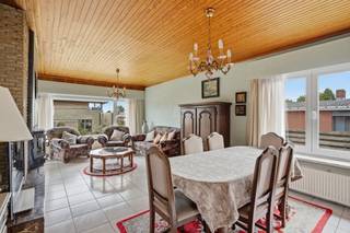 <p><strong>ALTRO VERKOOPT: Bezoekdag op afspraak</strong></p><p>In een gezellige en aangename wijk in Deinze bieden wij u deze verrassend ruime en lichtrijke alleenstaande woning aan. Het woongedeelte bevindt zich op een verhoogd niveau, toegankelijk via een trap aan zowel de voor- als achterzijde, wat zorgt voor een mooi zicht op de omgeving. De woning is instapklaar maar biedt, voor wie het wenst, ook het ideale canvas om naar eigen smaak en moderne normen op te frissen.</p><p>Op het leefniveau bevindt zich een royale leefruimte met veel lichtinval en een directe aansluiting op de leefkeuken, evenals 3 slaapkamers, een badkamer en de toegang tot de zolder. Achteraan stapt u via de trap af naar de lager gelegen tuin. De voortuin werd vernieuwd net zoals de isolatie in het dak en de ramen. Het pand valt op papier onder de renovatieverplichting, maar met een kleine, gerichte ingreep kan het EPC-label eenvoudig geoptimaliseerd worden.</p><p>Een enorme troef is de volledige onderkeldering van het pand op straatniveau. Deze benedenverdieping omvat een zeer grote inpandige garage en verschillende ruimtes die perfect dienst kunnen doen als wasplaats, voorraadberging, hobbyruimte of atelier. Kortom, een zeer solide alleenstaande woning met ontzettend veel mogelijkheden op een rustige locatie!</p><p>Interesse? Maak snel uw afspraak voor de bezoekdag:</p><p><strong>Leen De Clercq – Altro Vastgoed</strong> 0478 69 84 34 | leen@altro-vastgoed.be</p>