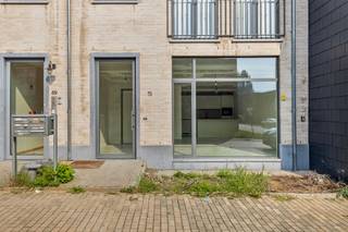 Appartement de nouvelle construction (surface brute : 73,8m²) situé au rez-de-chaussée d'un immeuble récent et comprenant : hall d'entrée privé avec toilettes séparées, living très lumineux avec cuisine ouverte entièrement équipée, 1 chambre (11m²), salle de douche avec lavabo simple et douche et un débarras avec raccordement pour machine à laver. En outre, l'appartement dispose d'une pompe à chaleur et d'un agréable jardin avec terrasse. Obligation d'acheter une place de parking souterrain (19.500 EUR hors frais) ou un garage box (29.500 EUR hors frais). L'appartement est vendu sous le régime de la TVA. Première occupation! PEB: A.