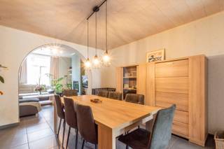 Een instapklare woning met oa. 3 slaapkamers, aangelegd terras + perfect georiënteerde tuin. Ideaal gelegen op wandelafstand van het station en...