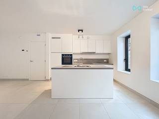 Mail: rent.brussels@weinvest.be Tel: 02/3155173<br /><br />We Invest is verheugd u dit appartement van 81m² te presenteren, gelegen in het hart van het residentiële project Mench in Schaarbeek (meer informatie over het project: https://immo.weinvest.be/mench/).<br /><br />Dit nieuwbouwproject biedt een rustige en groene leefomgeving, met een gemeenschappelijke tuin, terwijl het profiteert van een uitstekende bereikbaarheid dankzij de onmiddellijke nabijheid van het openbaar vervoer, winkels en belangrijke verkeersassen.<br /><br />Het appartement op het gelijkvloers bestaat uit twee slaapkamers, een mooie douchekamer, een ruime en lichte woonkamer met een open ingerichte keuken, een gastentoilet en een wasruimte. U geniet ook van een tuin.<br /><br />Kosten: €60 (maandelijkse provisie voor gemeenschappelijke lasten)<br /><br />Energieprestatiecertificaat: A<br /><br />Mogelijkheid om een parkeerplaats bij te huren voor €150/maand extra<br /><br />Voor meer exclusieve panden, bezoek www.weinvest.be<br />Voor de kaart, ga naar https://immo.weinvest.be/mench/