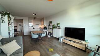 <p>MODERN APPARTEMENT MET PANORAMISCH UITZICHT IN ANTWERPEN</p><p>Dit stijlvolle appartement van 77m² bevindt zich in een modern gebouw in Antwerpen en biedt alles wat u nodig heeft voor comfortabel stadswonen. Het pand is gelegen in een recent nieuwbouwcomplex met een uitstekende ligging.</p><p>Het appartement bestaat uit twee slaapkamers, een volledig uitgeruste badkamer en een open leefruimte met keuken. De wooneenheid beschikt over een moderne keuken met voldoende kasten en ingebouwde elektrische apparatuur. De open indeling creëert een naadloze flow tussen de keuken, eet- en woonruimte.</p><p>Een groot hoogtepunt van dit appartement is het panoramisch uitzicht over Antwerpen. Het grote raam trekt veel natuurlijk licht naar binnen en biedt expansieve stadsperspectieven. Het terras is een extra bonus, ideaal om van het uitzicht te genieten en te ontspannen in alle seizoenen.</p><p>De badkamer is modern afgewerkt met witte tegels, een bad met douche en een wastafel met opbergruimte. Verder is er een aparte wasberging voorzien.</p><p>Het gebouw zelf biedt gemeenschappelijke faciliteiten en bevindt zich op loopafstand van voorzieningen, openbaar vervoer en de aantrekkingen van Antwerpen.</p><p>Ondergrondse staanplaats verplicht mee aan te kopen aan €20.000, kelderberging incl. de prijs.</p><p>Dit appartement is perfect voor starters, professionals of iedereen die van stadsleven houdt zonder in te boeten op comfort en moderne voorzieningen.</p><p>Benieuwd? Maak snel uw afspaark op www.immodelaet.be of op 036440088<br /> </p>