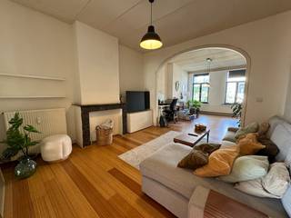 Eénslaapkamer appartement van 70m² op de derde verdieping in een gebouw zonder lift.<br />Fietsenberging en private kelder aanwezig in het gebouw.<br /><br />Ruime woonkamer van 36m² met aparte keuken voorzien van kookvuur en dampkap, berging met aansluiting voor wasmachine.<br />Slaapkamer van 17m² aan de achterzijde van het gebouw. Badkamer met ligbad en toilet.<br /><br />Provisiekosten €125 voor water, verwarming, verbruik en onderhoud van de algemene delen,  brandverzekering, jaarlijkse controle van cv-ketel en brandsysteem.