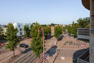 Ontdek dit mooi onderhouden en lichtrijke appartement van 103 m² met een aangename en praktische indeling. Via de inkomhal komt u terecht in de ruime woon- en eetkamer, waar de grote raampartijen voor veel natuurlijke lichtinval en een aangename sfeer zorgen. Verder beschikt het appartement over een afzonderlijke ingerichte keuken, een praktische berging, twee volwaardige slaapkamers, een badkamer en een apart toilet. Een mooie extra troef is het terras van 4, 5 m², ideaal om in alle rust van het buitenleven te genieten. Het appartement is verzorgd en mooi onderhouden en biedt dankzij zijn royale oppervlakte een uitstekend wooncomfort. De ligging in Sint-Agatha-Berchem is bijzonder praktisch, met winkels, openbaar vervoer en dagelijkse voorzieningen op wandelafstand, evenals een vlotte verbinding naar het centrum van Brussel en de belangrijkste invalswegen. Een ideale woonst voor wie op zoek is naar ruimte, veel lichtinval, comfort en een ruim terras. De aankoop van een staanplaats aan € 12.500 is verplicht en komt bovenop de verkoopprijs van het appartement. Neem gerust contact met ons op voor meer informatie of om een bezoek in te plannen.