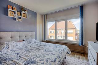 Deze ruime woning in Melsele biedt heel wat mogelijkheden voor wie op zoek is naar een woning met voldoende plaats voor het hele gezin.<br />Gelegen in een rustige straat en op een boogscheut van het centrum.<br /><br />Bij het binnenkomen kom je in de inkomhal, die toegang geeft tot een eerste kamer die kan dienen als <strong>slaapkamer of bureauruimte</strong>.<br />Verder is er een praktische berging onder de trap en een apart gastentoilet.<br />De keuken is voorzien van alle comfort. Aansluitend bevindt zich de leefruimte met zicht op het terras en de tuin.<br />Ook de garage, achter de woning, is een mooie praktische troef.<br /><br />Op de eerste verdieping vind je <strong>twee slaapkamers</strong>, een badkamer met bad en een apart toilet.<br />De tweede verdieping biedt nog eens <strong>twee slaapkamers</strong> en een ruime overloop met mogelijkheden voor extra opbergruimte.<br /><br />Buiten geniet je van een tuin en beschik je over<strong> een garage</strong> voor het parkeren van je wagen of het opbergen van fietsen en materiaal.<br />Bovendien is de woning uitgerust met <strong>12 zonnepanelen</strong>, een mooie extra op het vlak van energiezuinigheid.<br />PVC ramen met dubbel glas en verwarming op aardgas.<br />Bron bewoonbare oppervlakte : EPC - certificaat<br /><br />Deze woning, op een topligging in Melsele en met veel ruimte, kan zomaar eens je nieuwe thuis worden.<br />Bel ons voor een bezoek op 03/775.78.79.<br />Ben je ook van plan jouw eigendom te verkopen? Maak een afspraak voor een gratis schatting, wij maken er samen een succesverhaal van.