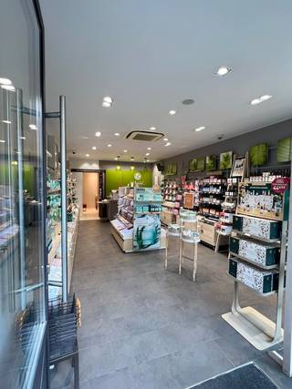 Op zoek naar een commercieel pand op een toplocatie in het centrum van Dendermonde? Dit instapklaar handelspand biedt een gelijkvloerse...