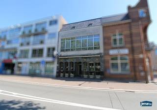 <p><span>Gelegen op een centrale locatie in Maasmechelen vinden we dit handelspand met woonst, een pand met geschiedenis, karakter en vooral veel potentieel voor wie wonen en werken wil combineren. <br />De woning dateert van 1906 en combineert het statige karakter van weleer met een uiterst praktische indeling.</span></p><p><span>De Dokter Haubenlaan is een drukbezochte invalsweg met uitstekende visibiliteit en bereikbaarheid, ideaal voor wie een commerciële activiteit wil combineren met wonen of verhuur. </span></p><p><span>Op het gelijkvloers bevindt zich een handelsruimte van ca. 7m83 op 5m35, jarenlang uitgebaat als juwelierszaak Verschelde, een vaste waarde in Maasmechelen. <br />Deze ruimte is nog ingericht in functie van die activiteit, wat dit pand uitermate geschikt maakt voor winkel, vrij beroep of kantoorruimte. <br />Aansluitend is er een sas met trap naar de kelder, en doorgang naar het woongedeelte.</span></p><p><span>Achter de handelsruimte bevindt zich een living met eetplaats, die overloopt in een keuken en een veranda met zicht op de binnenkoer.</span></p><p><span>Op de verdieping vind je vier slaapkamers. Eén kamer geeft toegang tot een tussenruimte die leidt naar de badkamer (voorzien van ligbad, toilet en lavabo).<br />Hier ervaar je echt het karakter van het pand: de trappenhal en de slaapkamers boven zijn voorzien van prachtige hoge plafonds, wat zorgt voor een ruimtelijk gevoel en een authentieke sfeer. </span></p><p><span>De ruime zolderverdieping (10,52 m x 7,70 m) is bereikbaar via een vaste houten trap en biedt veel mogelijkheden tot uitbreiding of creatief gebruik.</span></p><h3><span>Unieke troeven</span></h3><ul><li><span>Toplocatie langs de Dokter Haubenlaan</span></li><li><span>Aparte toegang via Heirstraat naar binnenkoer en garage </span></li><li><span>Centrale verwarming op aardgas</span></li><li><span>EPC label D</span></li><li><span>Alarmsysteem aanwezig</span></li><li><span>Karaktervol pand</span></li></ul><p><span>Dit unieke pand combineert een gekende handelslocatie met een verrassend ruime woonst en is perfect voor wie wonen en werken wil combineren, of op zoek is naar een investering met karakter.</span></p><p><span>Contacteer ons voor meer info of een bezoek ter plaats: 0484.35.70.31 of diana@jemar.be!</span></p><p><span> </span></p><p><span> </span></p>