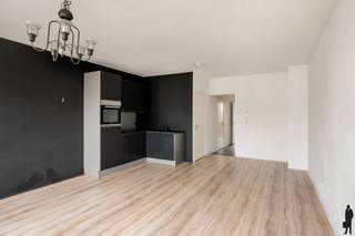 Instapklaar 1-slaapkamer appartement op centrale locatie! <br /><br />Dit appartement geniet van een uiterst centrale ligging waarbij openbaar vervoer, winkels, horeca en scholen zich op wandelafstand bevinden. <br />Het gebouw is goed onderhouden en voorziet geen grote kosten meer.<br />Ideale investering met een rendement van 6,08% of als starterswoning om in te trekken.<br /><br />Indeling:<br />- Inkomhal<br />- Lichtrijke leefruimte<br />- Functionele keuken <br />- Slaapkamer<br />- Badkamer met ligbad/douche, wastafel en wc<br />- Berging met technische voorzieningen en aansluiting voor was en droog<br /><br />Bijzonderheden:<br />- Wandelafstand van het mooie Bouckenborghpark<br />- EPC B<br />- Elektriciteit conform<br />- Asbestveilig<br />- €75 kosten/maand