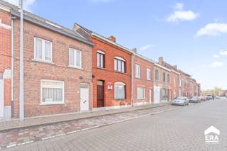 [[ DIT PAND NEEMT DEEL AAN DE ERA OPEN HUIZEN DAG OP 6/12 VAN 14:30 TOT 15:30 ]]
<p><strong>Te renoveren woning met 3slpk en tuin op rustige locatie in Wervik.</strong></p><p>Bij het binnenkomen treffen we een inkomhal aan die toegang geeft tot de lichte woonkamer, ingedeeld in een eet- en zithoek. De gezellige kachel vormt hier het warme hart van de woning. Aansluitend bevindt zich de basis uitgeruste keuken met oven en gasfornuis, verder aangevuld met een functionele bijkeuken. Vanuit deze ruimte bereikt u de badkamer, uitgerust met ligbad en toilet.</p><p>Op <strong>de eerste verdieping</strong> bevinden zich 2 volwaardige slaapkamers. De <strong>zolderverdieping </strong>is op heden ingericht als extra slaapkamer, ideaal als hobbyruimte, logeerkamer of bureau.</p><p>Buiten geniet u van een <strong>knusse tuin</strong>, perfect om in alle rust te ontspannen. Daarnaast is er een praktische bergplaats met zolder, ideaal voor extra stockage.</p><p>Deze woning is uitermate geschikt voor wie op zoek is naar een rustige thuisbasis met potentieel in het hart van Wervik.</p>