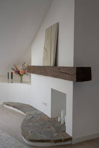 <p>Op een topligging in het historische centrum van Antwerpen bevindt zich dit hoogwaardig gerenoveerde duplex appartement op de tweede verdieping. Een perfecte combinatie van modern comfort en authentieke charme, met veel licht, ruimte en een verfijnde afwerking.<br /><br /><span><strong>INDELING</strong></span>:<br /><br />Bij het betreden van het appartement valt meteen de rustige, stijlvolle sfeer op. De renovatie werd uitgevoerd met oog voor detail en kwaliteit: lichte parketvloeren, maatwerk in hout en een harmonieus kleurenpalet zorgen voor een tijdloos geheel.<br /><br />De lichtrijke leefruimte heeft grote raampartijen en een open indeling. Aansluitend bevindt zich de eetplaats en de volledig geïntegreerde designkeuken met kwalitatieve toestellen en warme houtafwerking.<br /><br />Op de duplexverdieping zorgen zichtbare houten balken, hoge plafonds en dakramen voor een uniek ruimtegevoel en veel natuurlijk licht. Hier bevindt zich een gezellige zithoek en polyvalente ruimte, ideaal als bureau of extra leefruimte.<br /><br />Het appartement beschikt over meerdere slaapkamers, waaronder een ruime, serene master bedroom en een tweede kamer geschikt als kinder- of logeerkamer.<br /><br />De badkamer is stijlvol ingericht met een inloopdouche, modern lavabomeubel en hoogwaardige materialen.<br /><br /><span><strong>BIJZONDERHEDEN</strong></span>:<br /><br />- Volledig kwalitatief gerenoveerd duplex appartement<br />- Unieke combinatie van moderne afwerking en authentieke elementen<br />- Zichtbare houten balken en hoge plafonds<br />- Zeer lichtrijk dankzij grote ramen en dakramen</p>