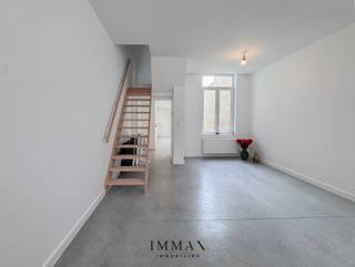 In het hart van Brugge bevindt zich deze volledig gerenoveerde stadswoning, waar modern comfort en praktische indeling hand in hand gaan.<br /><br />Bij het betreden van de woning komt u terecht in de gezellige en lichtrijke leefruimte, die naadloos overloopt in de open keuken. Deze vormt samen met de living een aangename en functionele leefomgeving. Vanuit de keuken heeft u directe toegang tot het terras en de tuin, waar het heerlijk vertoeven is. Een bijzondere troef van deze woning is de aparte zij-ingang, die toegang biedt tot een handige gang. Ideaal voor het plaatsen van fietsen of vuilbakken, en bovendien met een rechtstreekse doorgang naar het terras en de tuin.<br /><br />Op de eerste verdieping bevindt zich de ruime badkamer, uitgerust met een inloopdouche, ligbad, lavabo en toilet. Daarnaast zijn er twee volwaardige slaapkamers aanwezig.<br />De tweede verdieping is een volledig afgewerkt zolderverdiep, dat tal van mogelijkheden biedt. Deze polyvalente ruimte kan perfect ingericht worden als extra slaapkamer, hobbyruimte of praktische opbergruimte.<br /><br />Deze instapklare woning is ideaal voor wie op zoek is naar een smaakvol gerenoveerde stadswoning met tuin en tal van mogelijkheden, op een uitstekende ligging in Brugge.<br /><br />Voor verdere informatie of een vrijblijvend bezoek contacteer Céline op 0476/60 60 23 of mail naar celine@immax.be