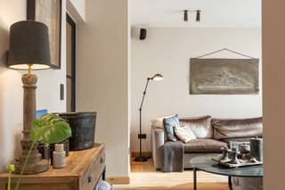 Op een vlot bereikbare locatie in Mol bevindt zich dit exclusieve duplexpenthouse. Met een bewoonbare oppervlakte van 224 m², een hoogwaardige afwerking en een prachtig uitzicht op de gemeenschappelijke tuin biedt dit appartement bijzonder veel wooncomfort.<br /><br />Het appartement is bereikbaar via een vaste trap of een lift die rechtstreeks in de woning uitkomt. De inkomhal met gastentoilet geeft toegang tot de gezellige zitruimte met een gashaard, die naadloos aansluit op de lichtrijke eetkamer. Aansluitend bevindt zich de volledig uitgeruste keuken met hoogwaardige toestellen en een praktische berging. Ook de masterbedroom met dressing en ensuite badkamer ligt op deze verdieping. Vanuit de eetkamer bereikt u het eerste terras, uitgerust met een overkapping, screens en infraroodverwarming.<br /><br />De bovenverdieping biedt tal van mogelijkheden. De ruime polyvalente ruimte is momenteel ingericht als gezellige zithoek met gashaard. Daarnaast is er een praktische kitchenette. Verder bevinden zich hier twee slaapkamers en een badkamer met inloopdouche en sauna. Vanuit de badkamer heeft u rechtstreeks toegang tot het tweede terras, waar u heerlijk kunt ontspannen in de jacuzzi. Beide terrassen zijn zuidoostgericht en bieden een prachtig uitzicht op de gemeenschappelijke tuin.<br /><br />In de kelder bevindt zich een dubbele garage met twee ruime autostaanplaatsen en een grote berging.<br /><br />Dankzij het energielabel A, de zonnepanelen en de airconditioning geniet u hier van energiezuinig en comfortabel wonen.<br /><br />Troeven:<br />- Twee ruime terrassen<br />- Jacuzzi en sauna voor extra ontspanning<br />- Dubbele garage en ruime berging<br />- Prachtige gemeenschappelijke tuin<br />- Energiezuinig (label A)<br />- Hoogwaardige afwerking