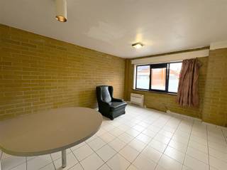 <p><span>APPARTEMENT OP ENKELE PASSEN VAN HET CENTRUM</span></p><p><span> </span></p><p><span>Een rustige ligging nabij het centrum. Op het eerste verdiep van deze kleinschalige residentie geniet dit appartement van een open zicht en veel licht. <br />Leefruimte met zithoek en keukenhoek met vaste eettafel. Ruime slaapkamer met ingebouwde kastenwand en badkamer. </span></p><p><span> </span></p><p><span> </span></p><p><span>NABIJ CENTRUM</span></p><p><span>VERWARMING MET WAMTEPOMP</span></p><p><span>(epc attest nog niet aangepast aan nieuwe situatie)<br /><br /></span></p><p><span> </span></p>