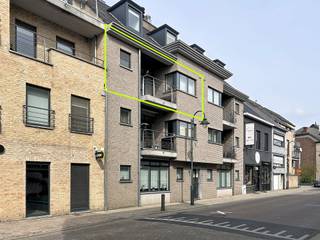 <p>Instapklaar, ruim en lichtrijk 2-slaapkamer appartement op de tweede verdieping (met lift) van dit centraal gelegen appartementencomplex. Het appartement beschikt over een inkomhal, ruime leefkamer met half-open, geïnstalleerde keuken, aanpalende berging/wasplaats, gastentoilet, 2 slaapkamers (19m² - 15m²), een badkamer (met ligbad) en 2 terrassen. Vooraan geniet u zicht op de Markt van Herenthout en achteraan op de kerk. Pluspunten zijn zeker de combinatie van een mooie bewoonbare oppervlakte met hedendaags comfort en een centrale ligging. Ondergrondse autostaanplaats + berging inbegrepen. Geen gemeenschappelijke kosten.</p>