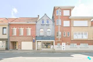 Ontdek deze ruime woning met <strong>vijf slaapkamers</strong> en <strong>winkelruimte</strong>, nabij centrum Izegem. De woning beschikt over een bewoonbare oppervlakte van <strong>209m²</strong> (volgens EPC-attest), gelegen op een perceel van 282m². Centraal gelegen met een uitstekende bereikbaarheid dankzij de onmiddellijke nabijheid van de Rijksweg (N36), het Frunpark, het station, alsook het op- en afrittencomplex E403 Roeselare-Rumbeke. Volgende indeling: Inkomhal met winkelruimte/leefruimte, vernieuwde woonkamer met lichtkoepel, apart gastentoilet en aansluitend bevindt zich de ruime keuken (koelkast, gasfornuis, dampkap, spoelbak, oven en vaatwasmachine) met zicht op de tuin. De eerste verdieping bestaat uit de nachthal, badkamer (douche, toilet en wastafel) en de drie slaapkamers. De zolderverdieping is te bereiken via een vaste trap en bestaat uit een gemeenschappelijke ruimte met toegang tot twee slaapkamers en een apart toilet. De woning beschikt over een gezellige, eenvoudig te onderhouden zuidwestgerichte tuin. EPC E - renovatieverplichting van toepassing | Dakisolatie (aanwezig zadeldak) | Centrale verwarming op gas (ketel 2022) | Hoofdzakelijk dubbele beglazing (PVC) - uitgezonderd drie ramen enkele beglazing | Vijf slaapkamers | Ook ideaal voor het uitoefenen van een zelfstandige activiteit. Margot organiseert voor deze woning de bezoeken, mits het maken van een afspraak. www.bordes.be