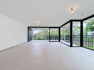 <h1><span>Nieuwbouwappartement met twee slaapkamers in residentie Kasteelvijver te Langemark.</span></h1><h1><span> </span></h1><h1><span>Dit appartement bevindt zich op het </span><span>gelijkvloers</span><span> en beschikt over een </span><span>bewoonbaar oppervlakte</span><span> van </span><span>105m² </span><span>met </span><span>twee terrassen </span><span>van </span><span>19m²</span><span> en </span><span>1.33m²</span><span>.</span></h1><h1><span> </span></h1><h1><span>Indeling</span><span>: </span></h1><h1><span>Ruime </span><span>inkomhal/nachthal</span><span>, </span><span>open keuken</span><span> met </span><span>leefruimte</span><span> die directe toegang biedt tot het groot </span><span>terras.</span><span> Aanpalend aan de keuken bevindt zich de </span><span>berging/wasplaats.</span></h1><h1><span>Verder hebben is er nog een </span><span>gastentoilet</span><span>, </span><span>badkamer met</span><span> inloopdouche en dubbele lavabo, </span><span>twee volwaardige slaapkamers</span><span> waarvan één met toegang tot het </span><span>tweede terras.</span></h1><h1><span> </span></h1><h1><span>Er is tevens een </span><span>kelderberging</span><span> bij te kopen, alsook mogelijkheid tot aankopen van </span><span>ondergrondse staanplaats.</span></h1><h1><span> </span></h1><h1><span>De </span><span>warmwaterproductie</span><span> en de </span><span>vloerverwarming</span><span> zal opgewekt worden door een bodem/water </span><span>warmtepomp met ingebouwde boiler.</span><span> De warmte wordt uit de grond gehaald via </span><span>geothermie.</span></h1><h1><span>Doorheen het appartement is er </span><span>ventilatiesysteem D </span><span>(mechanische toevoer en afvoer) voorzien.</span></h1><h1><span>Het appartement beschikt tevens over</span><span> zonnepanelen</span><span> (760Wp) wat het bovendien uiterst zuinig maakt!</span></h1><h1><span> </span></h1><h1><span> </span></h1>