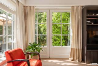 <p><span>Charmante villa op toplocatie in hartje Ekeren</span></p><p><span>Op een absolute topligging in het centrum van Ekeren, met prachtig zicht op het park, en vlakbij natuurdomein Oude Landen, bevindt zich deze uitstekend onderhouden en karaktervolle villa. </span><span>De woning combineert een hoogwaardige afwerking met een uitzonderlijke woonkwaliteit, mede dankzij de overvloedige lichtinval en prachtig zicht op de natuur.</span></p><p><span>Een stijlvolle woning voor wie comfortabel en centraal wil wonen.</span></p><h3><span>Indeling</span></h3><p><span>De woning verwelkomt u via een indrukwekkende inkomhal met hoge plafonds en een prachtig gevoel van ruimte. De elegante, gebogen trap is een echte eyecatcher en straalt tijdloze klasse uit. De natuurstenen vloer vormt een stijlvol contrast met de lichte wanden. Een binnenkomst die meteen indruk maakt! </span></p><p><span>Van hieruit loopt u door naar de lichtrijke leefruimte. De woonkamer geniet van grote raampartijen, ingemaakte kasten en een prachtige parketvloer, wat zorgt voor een warme en stijlvolle sfeer. De open keuken sluit naadloos aan op de leefruimte. Ze is uitgerust met hoogwaardige Miele-toestellen, waaronder een keramische kookplaat, oven, koelkast en vaatwasser. De koelkast en vaatwasser werden recent vernieuwd (2024-2025).</span></p><p><span>Aansluitend bevindt zich een tussenhal met toegang tot de garage. Deze is vandaag ingericht als praktische wasruimte met maatwerkkasten voor wasmachine en droogkast. Het tweede gedeelte van de garage biedt extra bergruimte, ideaal voor fietsen en stockage. Buiten is een laadpaal voor elektrische wagens voorzien. De oprit biedt ruimte voor 2 wagens.</span></p><p><span>Verder beschikt het gelijkvloers over een gastentoilet met handenwasser en een vestiaire. De échte eyecatcher? De aparte bar met wijnkoelkast. Deze ruimte kan eveneens perfect dienen als praktijk of kantoor aan huis, wat de woning extra interessant maakt voor zelfstandigen of vrije beroepen. </span></p><p><span>Op de bovenverdieping bevindt zich een lichtrijke overloop, momenteel ingericht als bureauruimte. Het grote, gebogen raam zorgt voor een prachtige lichtinval en een rustgevend zicht op het groen. De warme parketvloer en maatwerkkasten creëren een stijlvolle en functionele werkplek. Dankzij de open vide en elegante balustrade blijft het ruimtelijk gevoel behouden. Verder zijn er drie volwaardige slaapkamers. D</span><span>e masterbedroom geeft rechtstreeks toegang tot de badkamer, voorzien van een ligbad, wastafel en toilet.</span><span> Daarnaast is er een aparte douchekamer met wastafel, douche en toilet, toegankelijk vanuit de hal.</span></p><p><span>De bergzolder biedt bijkomende opbergruimte. De woning beschikt over een ruime en droge kelder, toegankelijk vanuit de inkomhal. Ideaal voor extra bergruimte!</span></p><h3><span>Tuin</span></h3><p><span>De woning beschikt over een prachtige, aangelegde tuin met volledige privacy dankzij hoge, volgroeide hagen. Hier geniet u in alle rust, zonder inkijk. De tuin biedt plaats voor een zonnig terras met ligzetels en tuinmeubelen. Dé ideale plek om in de zomer buiten te vertoeven en gasten te ontvangen in een groene, serene omgeving.</span></p><p><span>Extra troeven:</span></p><ul><li><span>Rustige, enkelrichtingsstraat</span><span> </span></li><li><span>Perfect onderhouden en zeer lichtrijke woning</span><span> </span></li><li><span>Volledige privacy: geen inkijk</span><span> </span></li><li><span>Ruime oprit voor 2 tot 3 wagens en laadpaal voor elektrische wagen</span></li><li><span>Totaalvernieuwing van het dak ca. 10 jaar geleden</span></li><li><span>Mogelijkheid tot praktijk of kantoor aan huis</span></li><li><span>Topligging in het centrum, met zicht op het park</span></li></ul><p><span>Interesse?</span><span><br />Ontdek zelf de charme en de uitzonderlijke ligging van deze villa. Plan vandaag nog uw bezoek in via </span><span>www.janssenenjanssen.be</span><span>!</span></p>