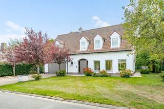Bent u op zoek naar rust, maar wilt u toch op wandelafstand van het centrum van Deerlijk wonen? In de <strong>Hendrik Consciencelaan 18</strong> staat deze solide, traditioneel gebouwde villa uit <strong>1987</strong> klaar voor een nieuw hoofdstuk. Met een mooi perceel van <strong>1.046 m²</strong> (met een straatbreedte van maar liefst <strong>25 meter</strong>) en een bruikbare vloeroppervlakte van <strong>226 m² (exclusief kelder en zolder)</strong>, biedt deze eigendom een uitzonderlijk potentieel om er uw eigen droomthuis van te maken.<br /> <br /><strong>Dit is een karaktervol huis met een stevige basis en een mooi volume, dat u alle mogelijkheden biedt om het naar eigen smaak op te frissen.</strong> Bovendien biedt het perceel nog de mogelijkheid om de woning verder uit te breiden.<br /><br />Een bijkomende troef is de ligging in een <strong>verkeersluwe straat zonder doorgaand verkeer, enkel bestemmingsverkeer</strong>. Via een wandelweg bereikt u bovendien rechtstreeks de <strong>scholen en voetbalterreinen</strong>.<br /><br /><strong>Indeling en sfeer</strong><br />U komt binnen via de uitnodigende inkomhal met gastentoilet. Daarna stapt u de ruime living binnen, die gezelligheid uitademt dankzij de Jura-marmeren vloer en een sfeervolle houtkachel.<br /> <br />De verdere indeling op het gelijkvloers is buitengewoon praktisch: de keuken grenst direct aan een functionele wasberging, en er is een volledig droge kelder aanwezig die voor heel wat extra koele opslagruimte zorgt. Een dubbele inpandige garage maakt het comfort beneden compleet.<br /> <br />Boven treft u drie slaapkamers, een bureau en de badkamer aan. Al deze ruimtes zijn voorzien van een warme plankenvloer. De grote bergzolder – eveneens extra bovenop de bewoonbare oppervlakte – biedt daarnaast nog een pak extra stockageruimte.<br /> <br /><strong>Belangrijke troeven & technieken:</strong><br />
<ul>
<li><span><strong>Gunstig EPC:</strong> Een mooie energiezuinige basis met een score van <strong>246 kWh/m²</strong> (Label C).</span></li>
<li><span><strong>Vernieuwingen:</strong> De centrale verwarming op aardgas is uitgerust met een ketel/brander die <strong>zeer recent werd vervangen</strong>. De elektriciteit is bovendien al zoveel als mogelijk conform gesteld.</span></li>
<li><span><strong>Rustige en verkeersluwe ligging:</strong> geen doorgaand verkeer, enkel bestemmingsverkeer, met een rechtstreekse wandelweg naar de <strong>scholen en voetbalterreinen</strong>.</span></li>
<li><span><strong>Veiligheid & Privacy:</strong> Meteen uiterst veilig dankzij een geïnstalleerd alarmsysteem en camerabewaking. De volledige woning is tevens voorzien van rolluiken rondom.</span></li>
<li><span><strong>Buitenruimte met potentieel:</strong> Achteraan wacht een mooi <strong>zui</strong><strong>d</strong><strong>gerichte tuin</strong> – de ideale oriëntatie om in alle rust van de zon te genieten. Er zijn twee regenwaterputten van elk 5.000 liter aanwezig. <strong>Extra troef: het aanleggen van een zwembad is hier toegestaan, op voorwaarde dat het omliggende groen zoveel mogelijk behouden blijft.</strong></span></li>
<li><span><strong>Asbestveilig:</strong> De woning beschikt over een asbestveilig attest (enkel de onderdakplaten bevatten asbest, wat courant is voor deze bouwperiode).</span></li>
</ul>
<strong> </strong><br /><strong>Praktische informatie & Bezoekmoment:</strong>
<ul>
<li><span><strong>Kadastraal Inkomen:</strong> € 1.150</span></li>
<li><span><strong>Bezoekdagen:</strong> <strong>Vrijdag 25 september vanaf 16u20 en</strong> <strong>zaterdag 26 september vanaf 10u00</strong> (enkel na vooraf ingeplande afspraak).</span></li>
<li><span><em>Lukken deze momenten u niet? Neem gerust contact op en we kijken samen naar een ander tijdstip.</em></span></li>
</ul>
<br /><strong>Biedsysteem & Richtlijnen voor uw bod:</strong><br />Er wordt gewerkt met een transparant biedsysteem op basis van een <strong>vanafprijs</strong>. Elke kandidaat-koper krijgt de kans om eenmalig een bod uit te brengen. Op de dag van de deadline zal de verkoper beslissen om al dan niet het hoogste bod te aanvaarden. Er wordt achteraf dus geen opbodspel gehouden.<br />
<ul>
<li><span><strong>Deadline uitbrengen bod:</strong> <strong>Maandag</strong><strong> </strong><strong>1</strong><strong>2</strong><strong> </strong><strong>oktober omstreeks 20u00</strong></span></li>
<li><span><strong>Indiening:</strong> Een bod dient via e-mail uitgebracht te worden naar <strong>tine@dehuiskamer.immo</strong></span></li>
<li><span><strong>Vast bedrag:</strong> Elk bod dient een exact, vast bedrag te zijn.</span></li>
<li><span><strong>Geen afgeronde bedragen:</strong> Indien er twee gelijke hoogste biedingen zijn, is het exacte tijdstip van indienen doorslaggevend.</span></li>
</ul>
<strong> </strong><br /><strong>Informatie over uw lening:</strong><br />Om gelijkwaardige en realistische biedingen te bekomen, wordt er zowel in het bod tot aankoop als in de onderhandse verkoopovereenkomst <strong>niet gewerkt met een opschortende voorwaarde voor het bekomen van een hypothecaire lening</strong>. Wij adviseren u daarom om voorafgaand aan uw bezoek contact op te nemen met uw bank om uw financiële mogelijkheden te bespreken. Zo brengt u bij interesse met een gerust hart een bindend bod uit.<br /> <br /> <br /><br />