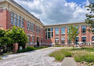 <strong>Laatste afgewerkte units beschikbaar – 6% btw mogelijk (onder voorwaarden).</strong><br /><br />Dit verzorgd afgewerkte appartement van <strong>81 m²</strong> met <strong>een overdekt terras van 16,3 m²</strong> bevindt zich in <strong>De Lesselier</strong>, een hedendaags woonproject binnen het Academisch Kwartier in het centrum van Lier.<br /><br />De ligging in een groene en autoluwe omgeving combineert rust met een uitstekende bereikbaarheid van winkels, horeca en het stadscentrum.<br /><br />De lichtrijke leefruimte sluit naadloos aan op de open keuken en geeft rechtstreeks uit op het ruime terras, een volwaardige buitenruimte die het wooncomfort versterkt.<br />Het appartement beschikt over twee volwaardige slaapkamers, ideaal voor een koppel, een klein gezin of een thuiskantoor.<br />Verder omvat de indeling een kwalitatief ingerichte badkamer, een apart toilet en een praktische berging, wat zorgt voor een efficiënte en functionele woonorganisatie.<br /><br />De Lesselier verenigt hedendaagse architectuur met het karakter van een historische site en staat garant voor duurzaam, discreet en kwalitatief wonen in een levendige stadsomgeving waar alles binnen handbereik ligt.<br /><br /><strong>Interesse?</strong><br />Ontdek <strong>De Lesselier</strong> en contacteer ons via <strong>03 337 50 70</strong> of mail naar <strong>info@vbvastgoed.be</strong>.