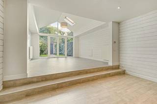 Cette maison à Bruges est un excellent choix pour ceux qui souhaitent faire un investissement intelligent ou qui recherchent une maison confortable. Vous profitez également du confort de vie moderne et de la tranquillité d'esprit, car la maison a été entièrement rénovée en 2016. La combinaison d'un jardin urbain confortable, d'un garage privé et d'une finition de haute qualité fait de l'achat de cette propriété à Bruges un choix sans soucis.<br /><br />Disposition de la maison :<br /><br />Rez-de-chaussée :<br />° Hall d'entrée avec option vestiaire<br />° Toilettes séparées<br />° Salle de bain avec douche à l'italienne et lavabo<br />° Cuisine entièrement équipée<br />° Espace de vie confortable avec beaucoup de lumière<br />° Local de rangement avec raccordement pour la machine à laver<br />° Terrasse avec jardin de 43 mètres carrés<br />° Garage privé numéro 23 situé dans le Wevershof<br /><br />Premier étage :<br />° Salle de nuit<br />° Deux chambres complètes<br /><br />L'accessibilité de cette propriété à vendre est excellente. Depuis cette maison de Bruges, vous pourrez facilement rejoindre à pied les boutiques locales et les restaurants chaleureux. Grâce à la proximité du périphérique de Bruges, vous pouvez également facilement quitter la ville en voiture. <br /><br />Le bien est proposé selon la formule Pre-sale. Le 10/10/2026 entre 09:00 et 12:00, vous pouvez visiter la maison sur rendez-vous et faire une offre. Le prix affiché est un prix indicatif. Pour plus d'informations, veuillez contacter le responsable du dossier.<br /><br />Registre des mesures: non