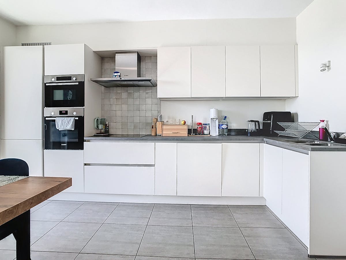Ruim appartement met 2 slaapkamers en terras te Roeselare. - foto 4
