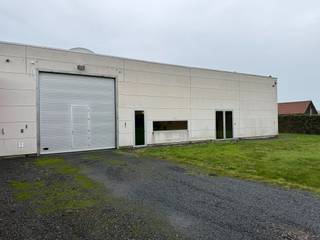 Ruime werkplaats / stapelruimte met grote sectionale poort, warmeluchtverwarming, verlichting, burelen, mezzanine, sanitair en grote oprit. Op...