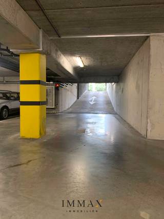 Een ruime staanplaats gelegen in de ondergrondse parking nabij het station van Brugge.De parking is afgesloten via een metalen poort.Voor meer...