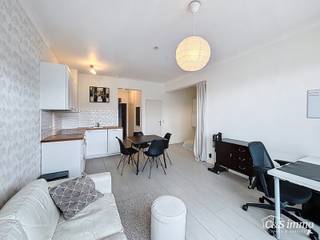 Ready-to-move-in, furnished studio near the Botanical Garden<br /><br />This bright studio is in a prime location, within walking distance of the Botanical Garden, Oudevaartplaats, Mechelseplein and Leopoldplaats.<br />Upon entering, you will find yourself in the entrance hall, equipped with stylish built-in wooden cupboards. The living area enjoys plenty of natural light thanks to the large windows with beautiful views of the city and the Stadsschouwburg theatre. The open kitchen is fully equipped with an induction hob, combi-oven, dishwasher and an elegant wooden worktop.<br />The bathroom has a renovated shower cubicle, a ceramic washbasin unit and a toilet. Fixed costs: 130 euro/month including water, heating, lift, cleaning of the hallway. Available immediately!<br /><br /><br />Additional advantages:<br />EPC label: B<br />Asbestos safe<br />Electricity compliant<br />Water test: Building: C – Plot: C<br />Very well-maintained communal areas
