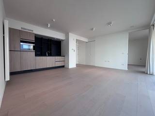 Deze stijlvolle assistentiewoning bevindt zich op de tweede verdieping van de moderne residentie Cust'O, gelegen aan de Albert I laan in het hartje van Oostduinkerke. Met een bewoonbare oppervlakte van 62 m² en een totale grondoppervlakte van 72 m² biedt deze woning een aangename combinatie van comfort, functionaliteit en zelfstandig wonen.<br /><br />De indeling omvat een ruime en lichtrijke leefruimte met een volledig uitgerusten aansluitende keuken, een slaapkamer, een comfortabele badkamer en een aangenaam terras. Daarnaast beschikt de woning over een private kelderberging. Er is bovendien de mogelijkheid om een staanplaats aan te kopen op niveau -1 van de residentie. <br /><br />Residentie Cust'O biedt tal van faciliteiten die het dagelijks leven aangenamer maken. Zo kunnen bewoners 24/24 rekenen op bijstand in geval van noord dankzij het permanente oproepsysteem. Verder beschikt de residentie over een kwaliteitsvolle brasserie, een gezellige bar met lounge en een ruim dakterras met panoramisch uitzicht. Ook is er toegang tot een wellness- en kinesitherapieruimte, een binnentuin met petanquebaan en een bibliotheek met krantenhoek. <br /><br />Een bijkomende troef is de uitstekende ligging: de zee en het strand bevinden zich op wandelafstand, net als diverse restaurants, winkels en haltes van tram en bus. <br /><br />Deze assistentiewoning vormt dan ook een ideale woonomgeving voor wie comfortabel en zelfstandig wil wonen, met diverse voorzieningen en ondersteuning binnen handbereik, op een gegeerde locatie aan de Belgische kust.