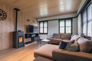 <p><strong>Ruime vrijstaande gezinswoning met 3 ruime slaapkamers en grote tuinkamer in rustige doodlopende straat nabij centrum van Weelde op 10 min. van Goirle (ca. 882 m²)</strong></p>
<p>Deze charmante gezinswoning biedt het allemaal. Gelegen in een kindvriendelijke, rustige straat op wandelafstand van het centrum, scholen en voorzieningen, vormt dit de ideale thuis voor elk gezin dat ruimte en leefkwaliteit belangrijk vindt.</p>
<p><strong>Gelijkvloers</strong><br />Via de ruime inkomhal met eiken trap bereik je de volledig vernieuwde woonkeuken (2021). Deze moderne, lichtrijke keuken met maatwerkkasten en alle nodige toestellen ( inductie kookvuur, dubbele gootsteen, magnetron , warme luchtoven en apotheekkast) vormt het hart van de woning. Vanuit de keuken kijk je rechtstreeks uit op de veranda en de tuin, ideaal om contact te houden met spelende kinderen of gasten op het terras.</p>
<p>De woonkamer biedt rondom zicht op de tuin. Aan de straatkant bevindt zich de gezellige zithoek, waar je op koudere dagen kan genieten van de warmte van de geautomatiseerde pelletkachel. De eetkamer sluit mooi aan bij de keuken én geeft via een grote schuifpui toegang tot de ruime veranda. Deze tuinkamer is verwarmd, voorzien van zonnewering en maakt van binnen en buiten één harmonieus geheel.</p>
<p>Daarnaast is er een praktische bijkeuken met aansluiting voor wasmachine en droogkast, een douche en een apart toilet. De inpandige garage wordt momenteel gebruikt als extra bergplaats, maar kan perfect dienen voor fietsen of auto. Onder de keuken bevindt zich een droge kelder: ideaal als extra opslagruimte.</p>
<p><strong>Verdieping</strong><br />De brede, lichte overloop biedt ruimte voor een bureau of studeerhoek. Verder vind je op deze verdieping twee ruime kinderkamers, een badkamer met ligbad, wastafel met maatwerkkast, en toilet, én een master bedroom met handige inloopkast. De zolder is geïsoleerd (2017) en bereikbaar via een vlizotrap.</p>
<p><strong>Buitenruimte</strong><br />De mooi aangelegde, afgesloten tuin is een grote troef: een ruim terras, een verzorgd grasveld en een degelijk bijgebouw met stroom en water. Dankzij de aanwezige grondwaterput en reeds voorziene voorbereidende aanleg ( filtersysteem en pomp) is een zwembad makkelijk te realiseren. Het bijgebouw leent zich uitstekend als hobbyruimte of extra opslag.</p>
<p><strong>Troeven op een rij</strong></p>
<ul>
<li>Rustige, doodlopende straat nabij centrum en school</li>
<li>Kindvriendelijke omgeving</li>
<li>Vernieuwde keuken (2021)</li>
<li>Aardgas reeds aanwezig in de woning</li>
</ul>
<br /><br />Neem zeker al eens een kijkje in de woning via onze virtuele toer: https://tour.giraffe360.com/f65d30cde02449239981ca62d501401f/