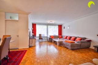 <p><span>Dit ruime appartement (108 m²) met 2 à 3 slaapkamers is gelegen op een groene locatie in Mortsel aan de gegeerde Dieseghem woonwijk met winkels, openbaar vervoer en de fietsostrade vlakbij.</span></p><p><span>Het bevindt zich op de 5de verdieping residentie Vlinderhof. Dit zeer goed onderhouden gebouw met inwonende conciërge heeft de voorbije jaren reeds grote investeringen ondergaan: de lift is conform, terrassen en gevels werden recent vernieuwd, het dak vernieuwd en geïsoleerd, nieuwe videofonie,...</span></p><p><span>De maandelijkse kosten bedragen: € 385,- (Incl. </span><span>provisie verwarming en water</span><span>, vergoeding syndicus en conciërge, afvalbeheer, tuinonderhoud, onderhoud lift, poetsdienst, minuterie).</span></p><p><span>Het appartement zelf kreeg onlangs nieuwe ramen met HR-beglazing en een gloednieuwe badkamer. Bovendien is de elektriciteit conform gekeurd tot 2044 en heeft het EPC een uiterst gunstig B-label.</span></p><p><span> </span></p><p><span>Indeling</span></p><p><span>We betreden het appartement via de inkomhal met handige vestiairekast die afgesloten is van de woonkamer met een glazen deur. Dit laat een optimale lichtinval van voor naar achteren toe.</span></p><p><span>De woonkamer op blokjesparket geeft dankzij een groot schuifraam toegang tot het eerste terras (8 m²) waar je kan zalig genieten van de avondzon. Dankzij de hoge ligging en het zicht op de groene boomtoppen krijg je hier een echt vakantiegevoel.</span></p><p><span>Aansluitend aan de woonkamer is er de eenvoudige maar propere keuken welke is voorzien van een vaatwasser, koelkast, kookplaat en dampkap.</span></p><p><span>De badkamer heeft een nieuwe inloopdouche en een lavabomeubel met kolomkast. Ook de aansluiting voor een wasmachine is hier voorzien. Het toilet is apart. </span></p><p><span>Verder zijn er 3 slaapkamers (8 - 9 en 13 m²), waarvan de middelste is voorzien van ingemaakte kasten. Elke slaapkamer geeft toegang tot het tweede terras met zuid-oost oriëntering en een open groen uitzicht.</span></p><p><span> </span></p><p><span>In de ondergrondse verdieping is er nog een handige kelderberging. Er is tevens een gemeenschappelijke fietsberging aanwezig.</span></p><p><span>Optioneel kan er een garagebox aan de achterzijde van het gebouw worden aangekocht voor 20.000 euro (niet verplicht!)</span></p><p><span> </span></p><p><span>Graag som ik voor u de </span><span>troeven </span><span>van dit appartement nog even op:</span></p><ul><li><span>Gunstige locatie nabij het centrum van Mortsel</span></li><li><span>Licht appartement met 2 ruim terrassen en mooi groen zicht</span></li><li><span>Zeer goed onderhouden gebouw en appartement: de grote investeringen zijn al gebeurd</span></li><li><span>Inclusief private kelder en gemeenschappelijke fietsenstalling + optionele garage</span></li></ul><p><span> </span></p><p><span>EPC: 125 kWh/m² (B-label)</span></p><p><span>P-score: D -- G-score: A</span></p><p><span> </span></p><p><span>Voor meer info of een bezoek ter plaatse, bel ons op 03-449 42 41 of mail ons via hallo@habicom.be</span></p><p><span>De waarde van uw eigendom kennen? </span><span>Check het gratis op <span>www.watismijnhuiswaard.be</span></span><span> </span></p><p><span> </span></p>