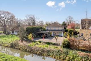 In een rustige en residentiële straat in Evergem bevindt zich deze instapklare gezinswoning uit 2005, gelegen op een royaal perceel van 1.080...