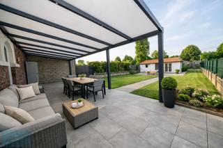 <br />Droom jij van een woning met ruimte, charme én uitbreidingsmogelijkheden?<br />✨ Ontdek dan deze verrassend ruime gezinswoning op een prachtig perceel van 6 are, gelegen in de groene en kindvriendelijke Tuinwijk van Waterschei (Genk).<br />Deze woning straalt potentieel uit van kelder tot zolder! Wat mag je verwachten?<br />🔹 Gelijkvloers: Een gezellige zit- en eetplaats, een functionele keuken, badkamer én een apart toilet.<br />🔹 1ste verdieping: 3 volwaardige slaapkamers, perfect voor het hele gezin.<br />🔹 Zolder: Vlot bereikbaar via een vaste trap en klaar om omgetoverd te worden tot 1 of zelfs 2 extra kamers!<br />🔹 Kelder: Droog, praktisch, met plaats voor een washoek, extra bergruimte én de mazoutketel.<br />🔹 Buitenruimte: Geniet van een ruime tuin met noordelijke oriëntatie, ideaal om te ontspannen op warme dagen. Hier vind je ook een stevig gemetst tuinhuis en niet één, maar twee garages – ideaal voor hobbyisten of gezinnen met meerdere wagens!<br />✅ Troeven op een rijtje:<br />✔️ Overal nieuwe ramen met hoogrendementsglas en PVC-profielen<br />✔️ Gelegen op een supercentrale locatie: vlakbij de winkelstraat van Hoevenzavel, de Stalenstraat, scholen én de E314<br />✔️ Structuur in goede staat, klaar voor jouw persoonlijke afwerking en stijl!<br />🎯 Of je nu op zoek bent naar een instapwoning met ruimte om te groeien, of een solide basis voor een renovatieproject, dit is jouw kans!<br />📍 Adres Steenbeukstraat 6 Tuinwijk Waterschei, Genk<br />📞 Meer info of een bezoek plannen? Bel Baykal 0497/523595 of mail naar info@immo-center.be<br /><br /> 