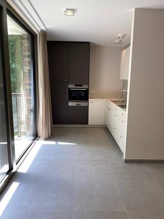 Zonnige serviceflat met één slaapkamer.
De flat is gelegen op de eerste verdieping in het Prins Kavelhof, een groene omgeving vlakbij het centrum van Brasschaat en het ziekenhuis Klina. Prins Kavelhof bestaat uit enkel assistentiewoningen met een restaurant, een ontmoetingsruimte en mogelijkheid tot gezamenlijke activiteiten.
De flat beschikt over een inkomhal met een technische ruimte met plek voor de wasmachine. Deze komt uit in de woonruimte met een open ingerichte keuken ( koelkast, oven, kookplaat en afwasmachine) en een gezellig terras met zicht op het groen. Verder een hal van waaruit je de badkamer met inloopdouche en toilet, en de slaapkamer bereikt. Er is overal vloerverwarming. Het EPC bedraagt 75, dus een mooie A score. Gordijnen, vliegenramen en verlichting zijn bij de verkoopprijs inbegrepen. De flat is momenteel verhuurd en biedt een prima investeringsopportuniteit of kan zelf bewoond worden. KI vrijstelling mogelijk.